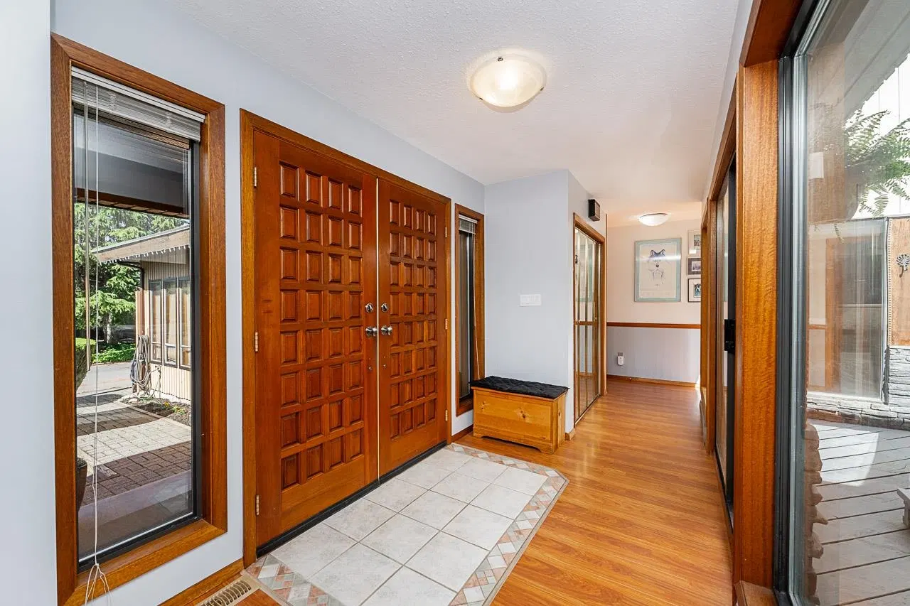 Photo 4 of 40 at 3762 Nanaimo Crescent
