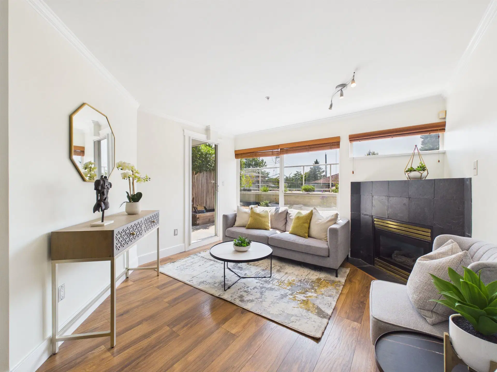 #215 – 2238 Kingsway Street