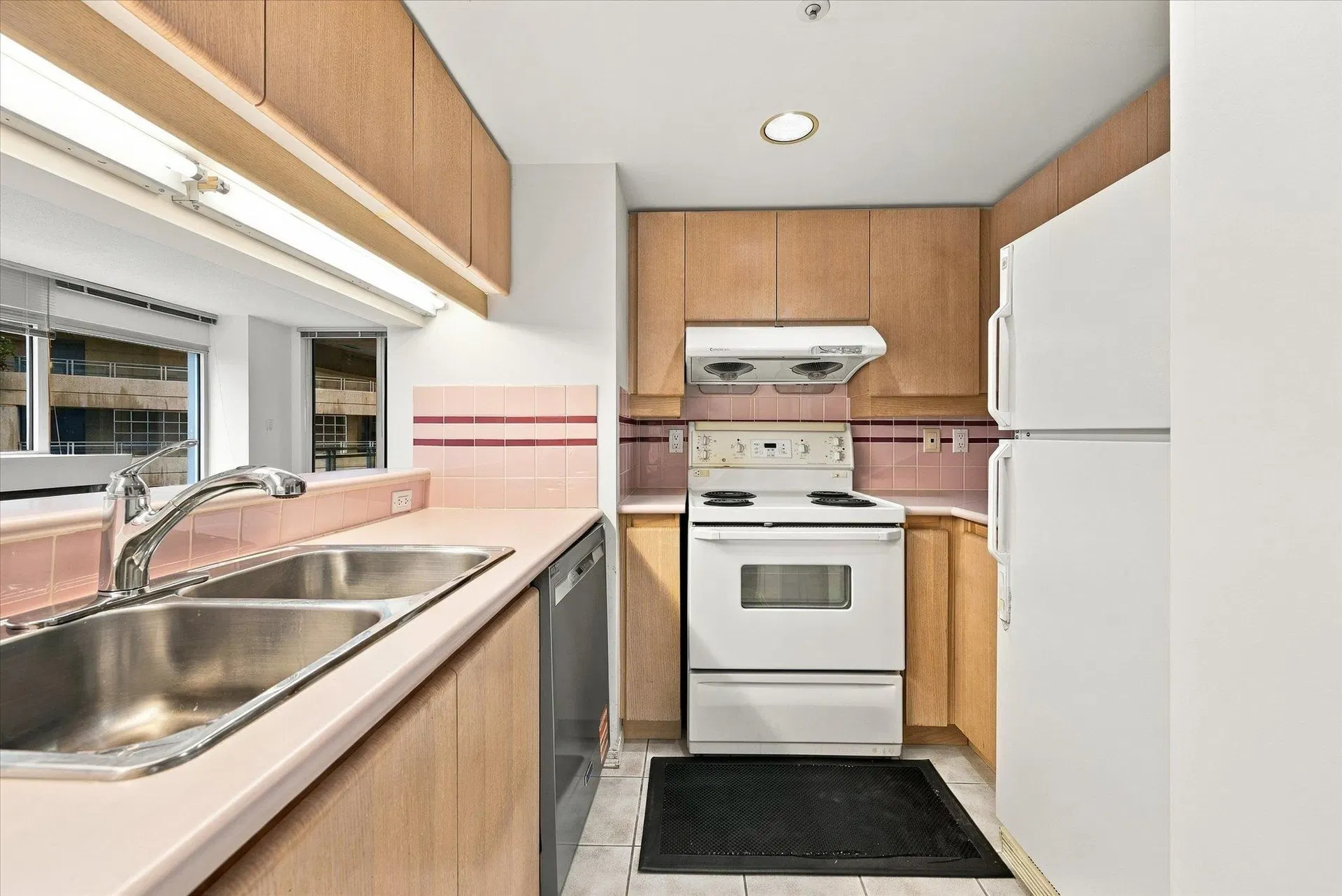 Photo 3 of 38 at #603 – 183 Keefer Place