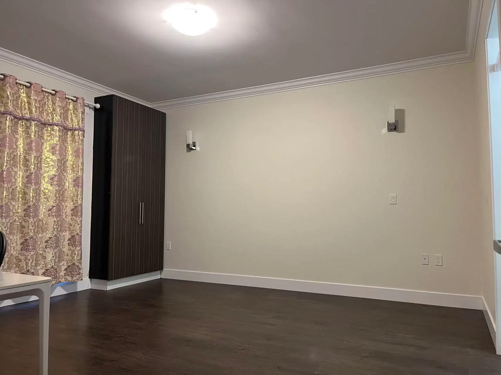 Photo 4 of 11 at Ground Level – 13766 North Bluff Road