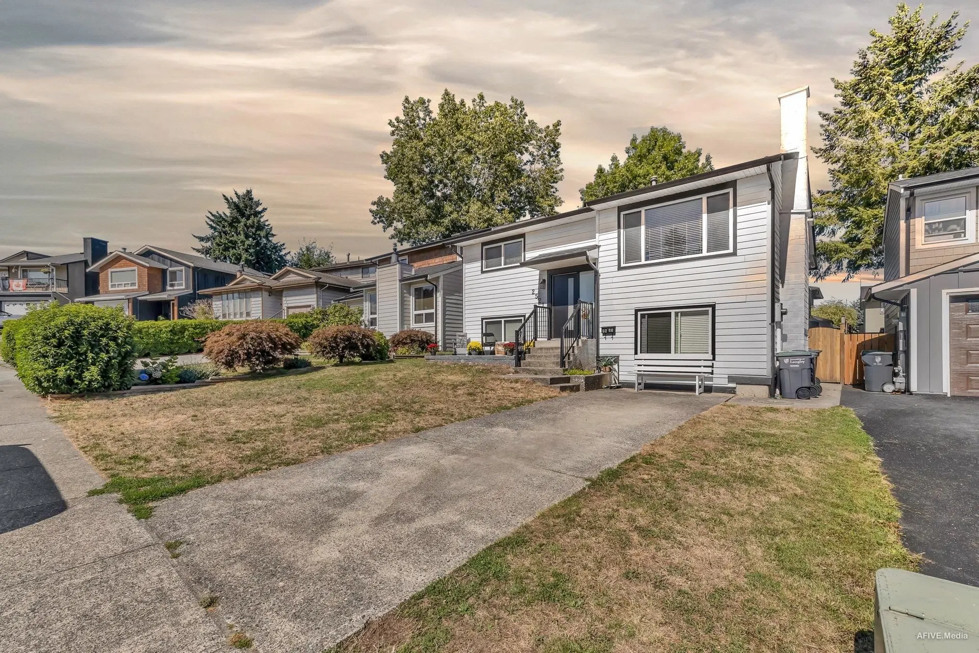 Photo 2 of 33 at 2521 Wilding Crescent