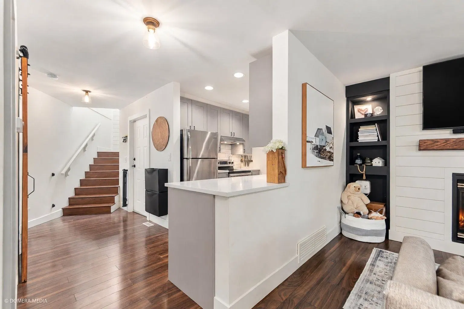 Photo 3 of 31 at #17 – 123 Laval Street