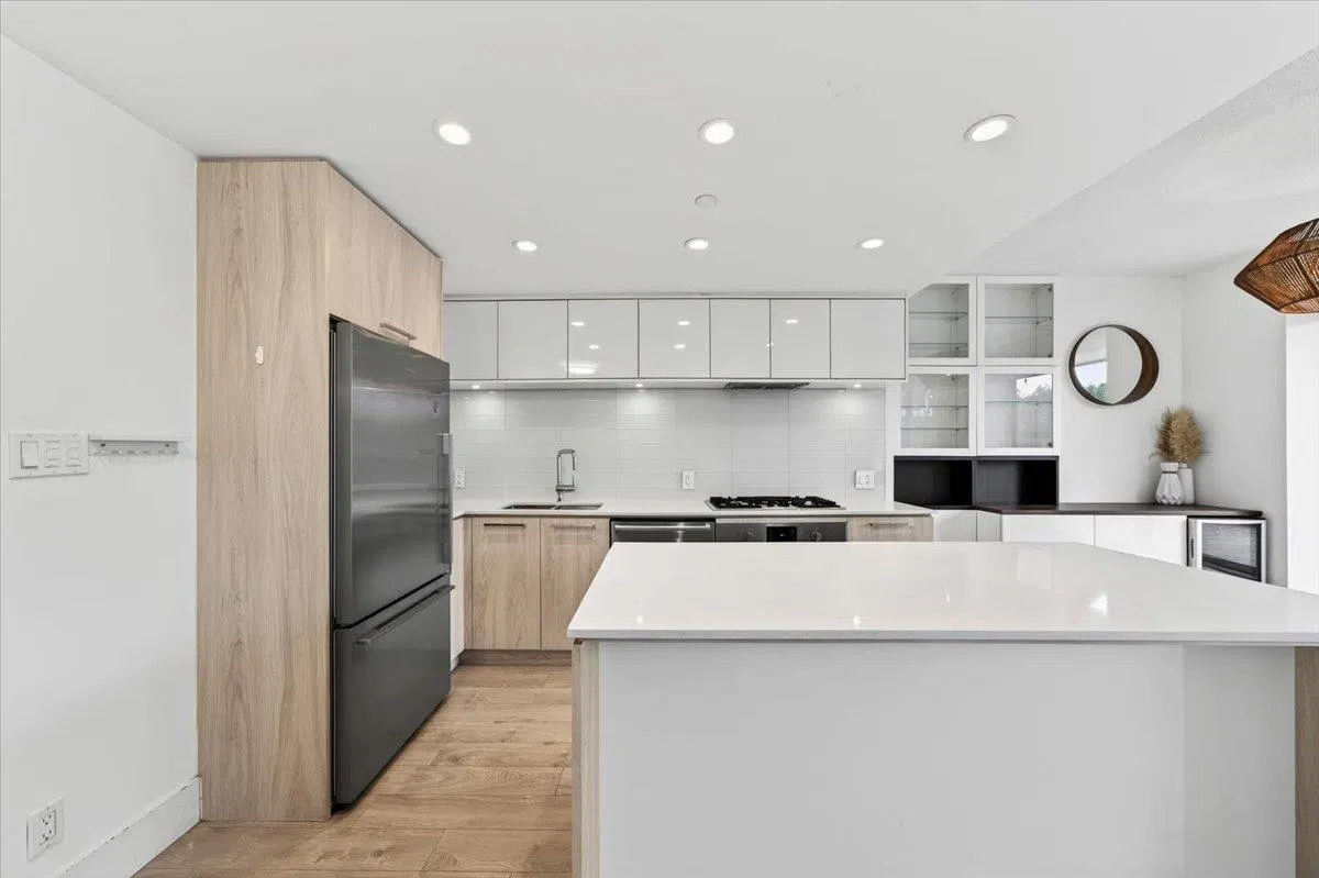Photo 4 of 40 at #610 – 680 Seylynn Crescent
