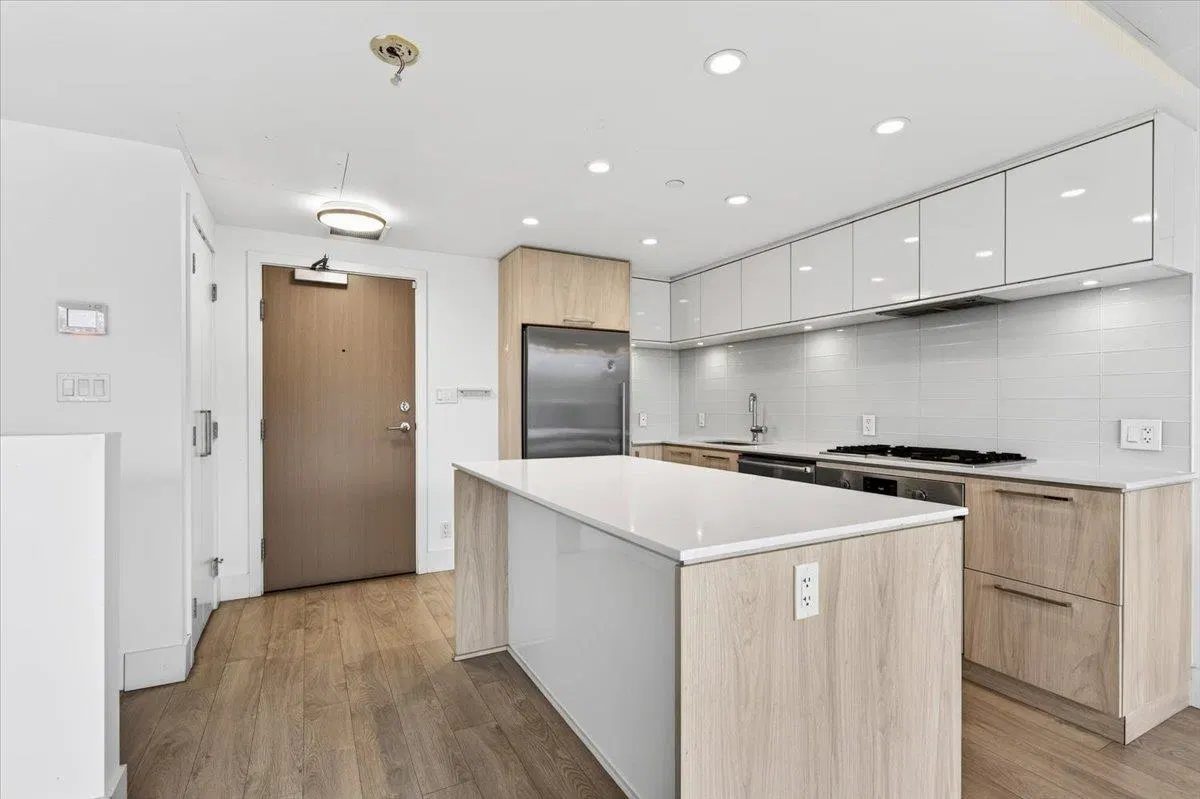 Photo 5 of 40 at #610 – 680 Seylynn Crescent