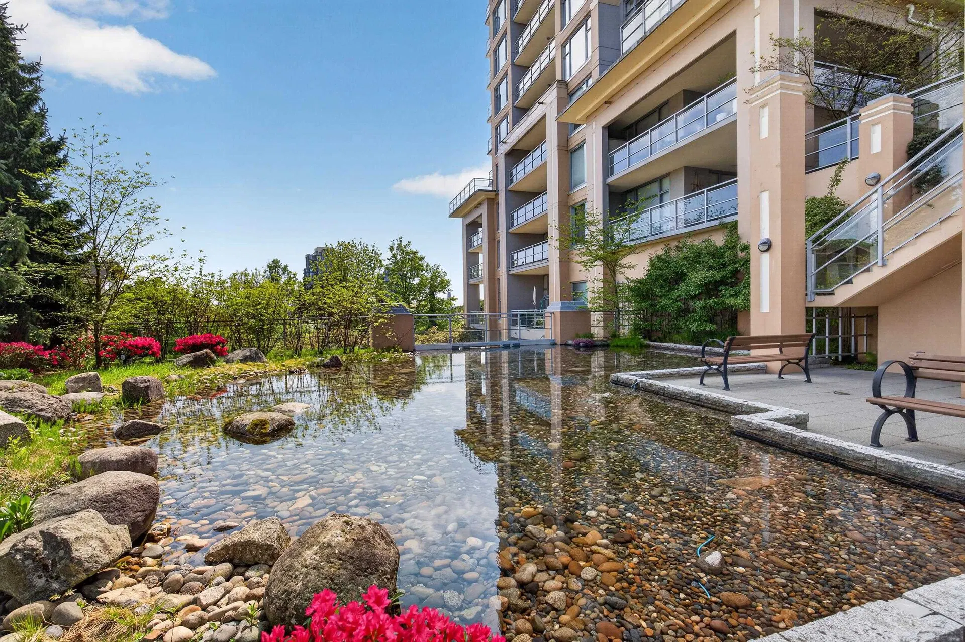 Photo 4 of 40 at #1601 – 280 Ross Drive