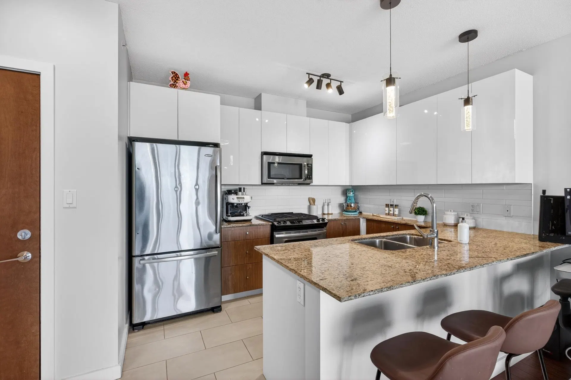 Photo 5 of 40 at #1601 – 280 Ross Drive