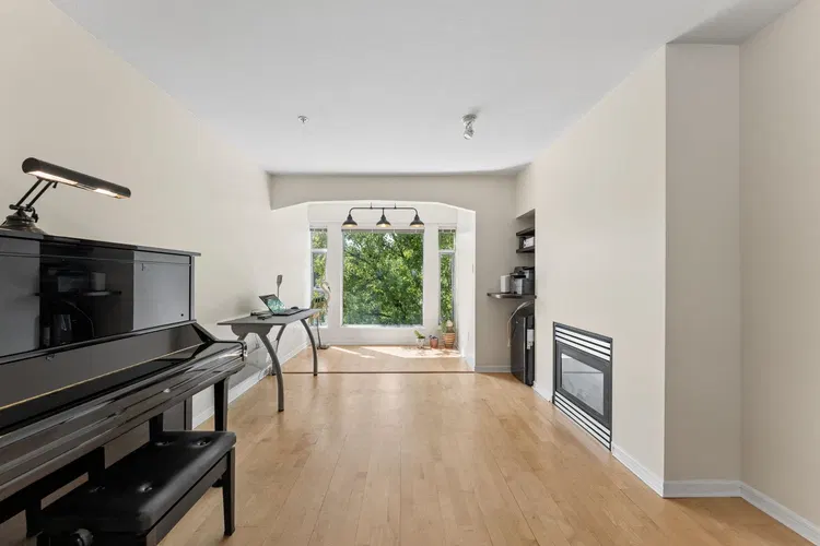 Photo 4 of 23 at #410 – 3727 W 10th Avenue