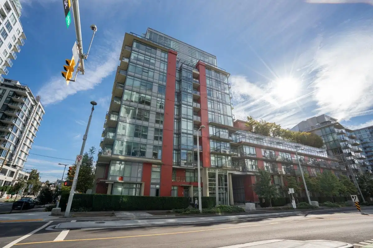 #906 – 38 1st Avenue