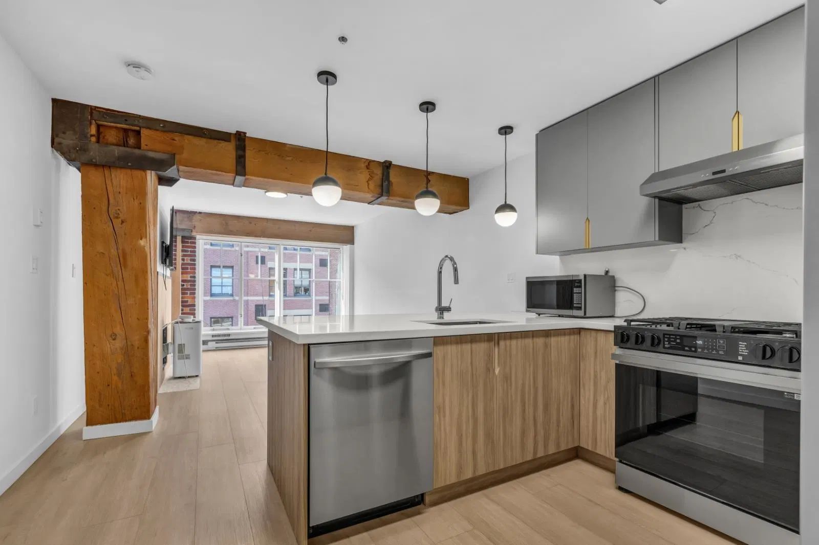 Photo 5 of 14 at #402 – 1178 Hamilton Street