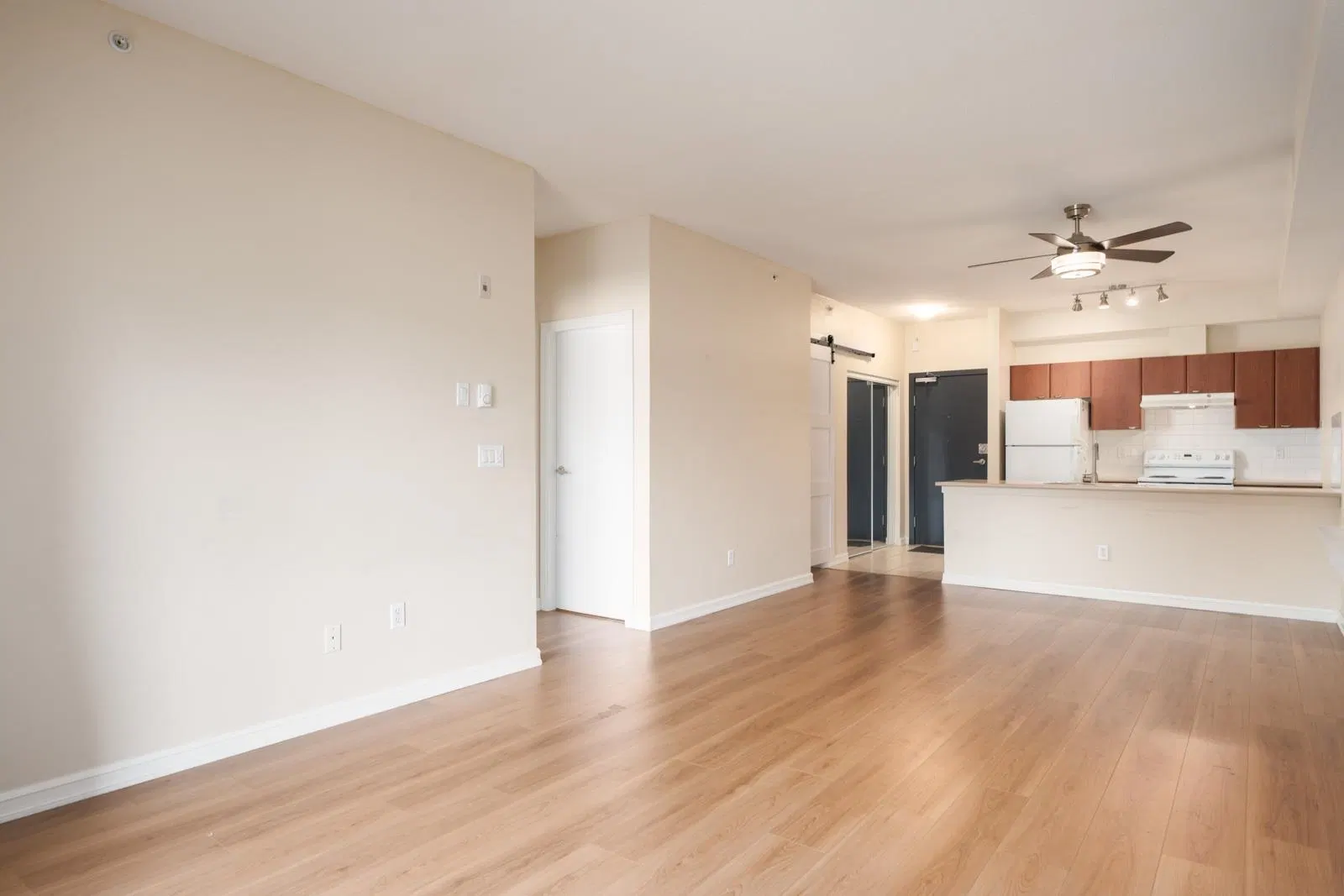 Photo 5 of 17 at #411 – 10088 148 Street