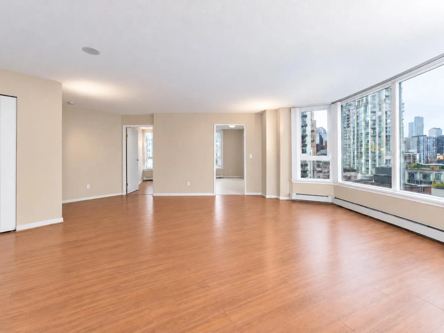 Photo 1 of 21 at #1206 – 388 Drake Street
