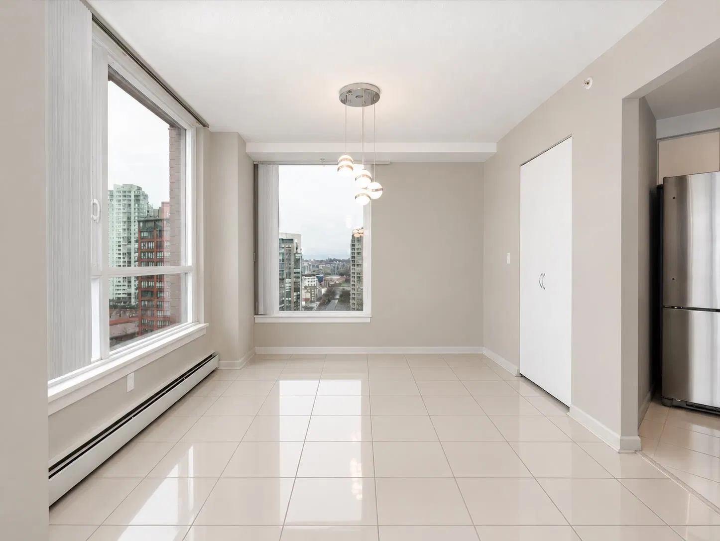 Photo 3 of 21 at #1206 – 388 Drake Street