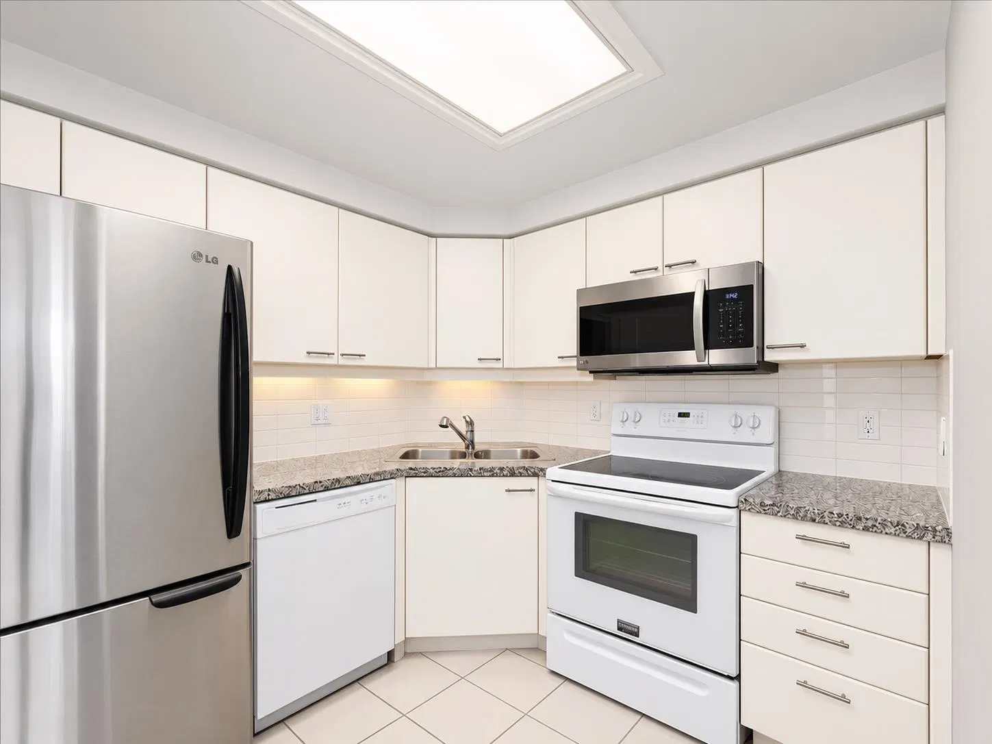 Photo 4 of 21 at #1206 – 388 Drake Street