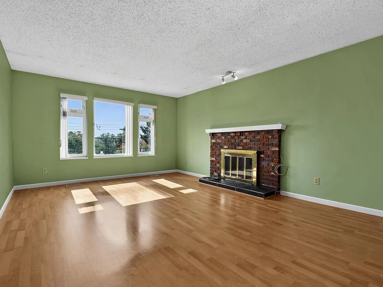 Photo 5 of 25 at 1609 Sixth Avenue