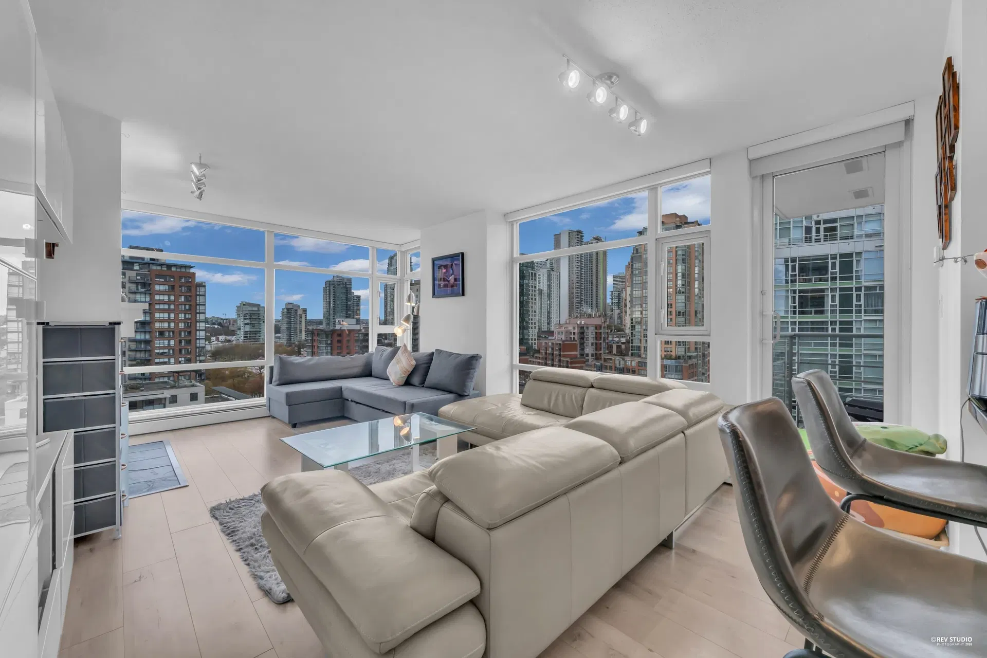 Photo 3 of 35 at #1506 – 1199 Marinaside Crescent