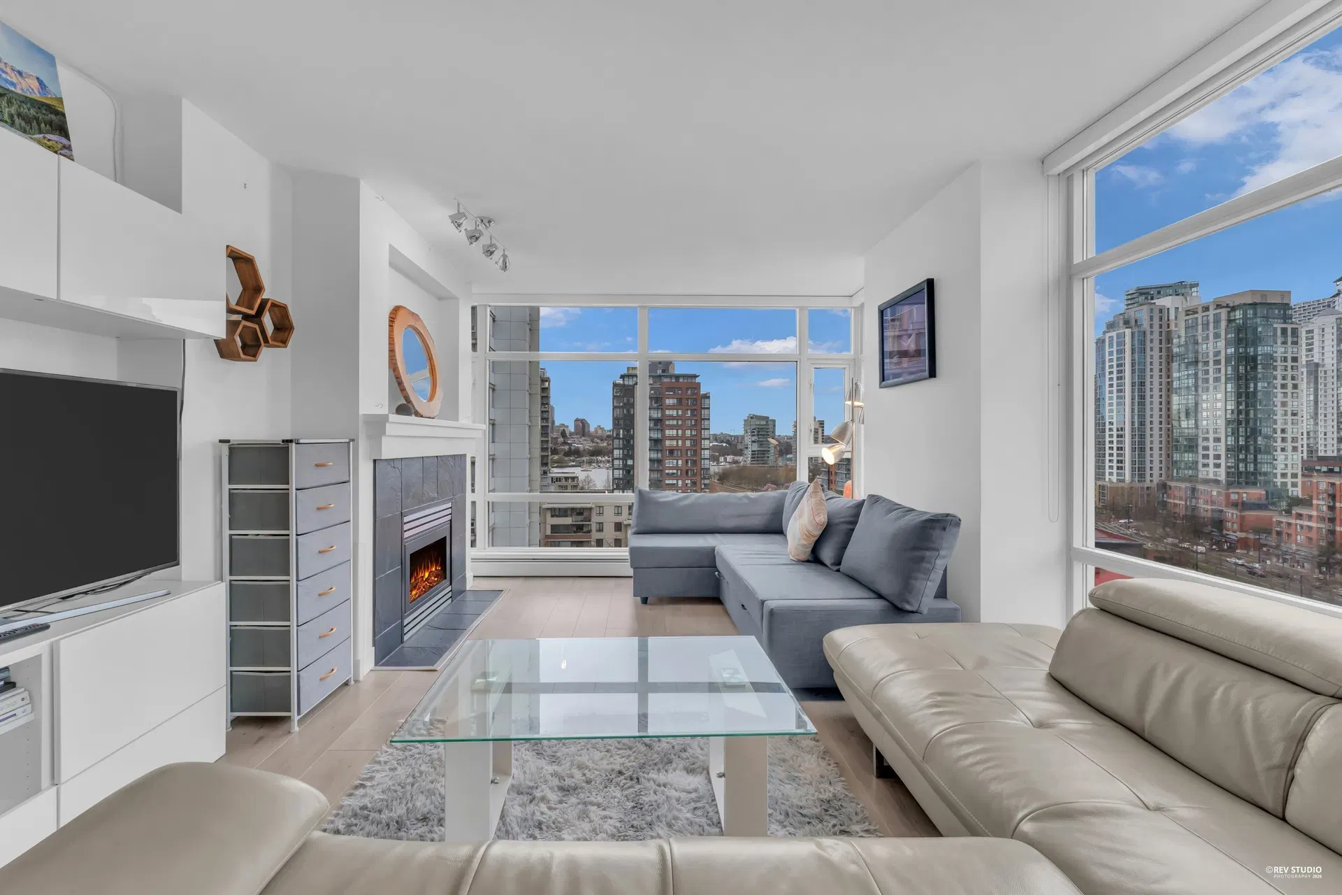Photo 4 of 35 at #1506 – 1199 Marinaside Crescent