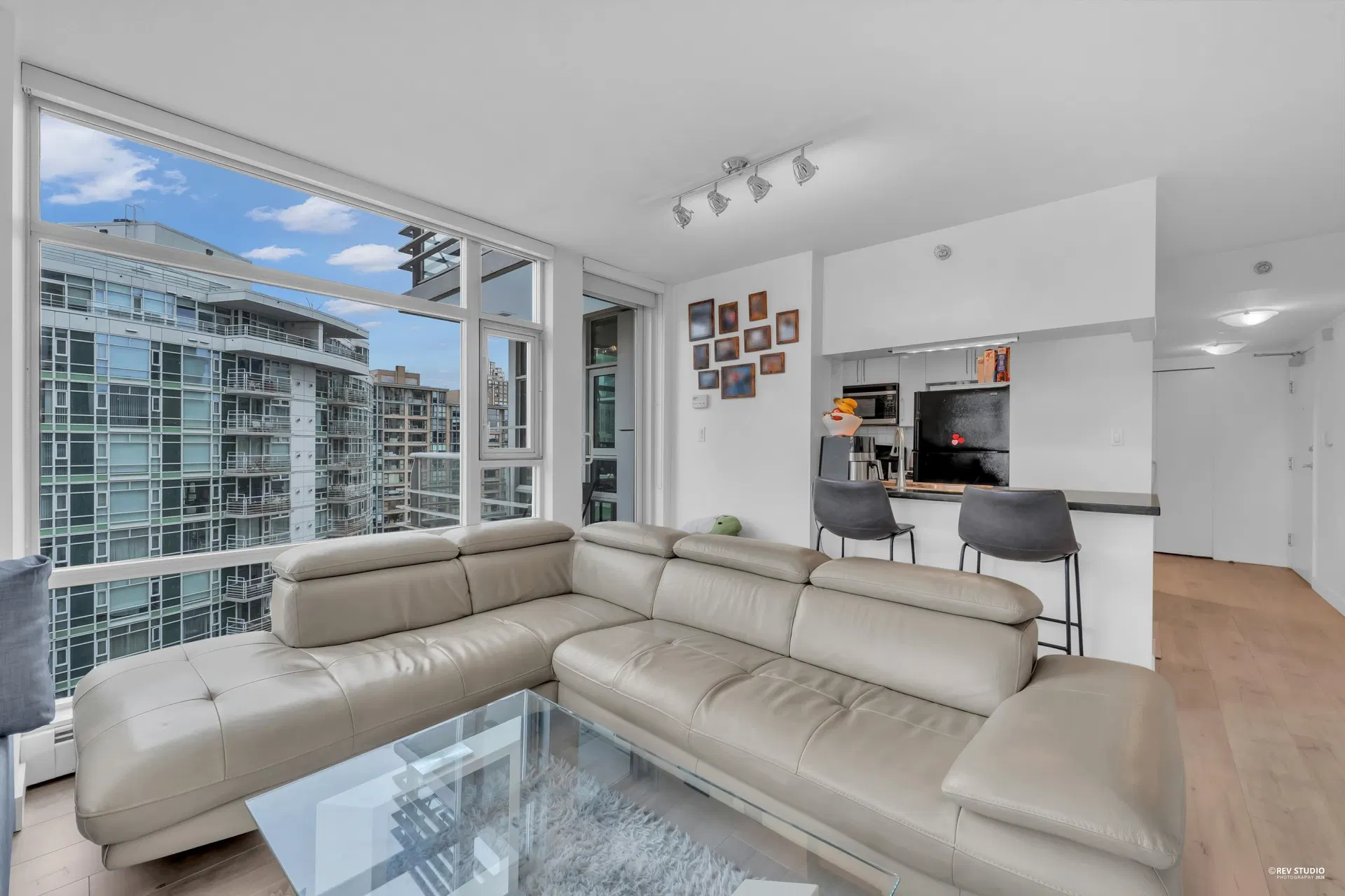 Photo 5 of 35 at #1506 – 1199 Marinaside Crescent