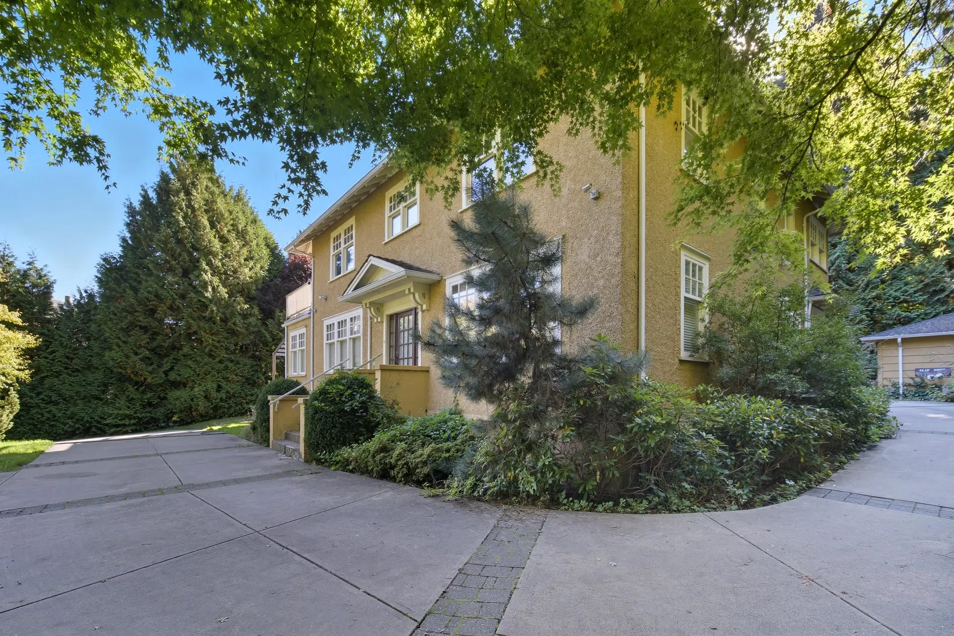 Photo 4 of 40 at 1350 W 15th Avenue