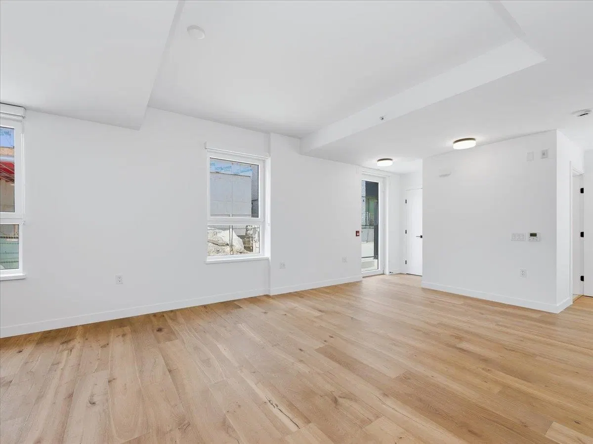 Photo 2 of 31 at 6833 Cambie Street