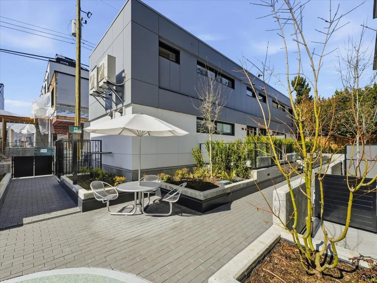 Photo 3 of 31 at 6833 Cambie Street