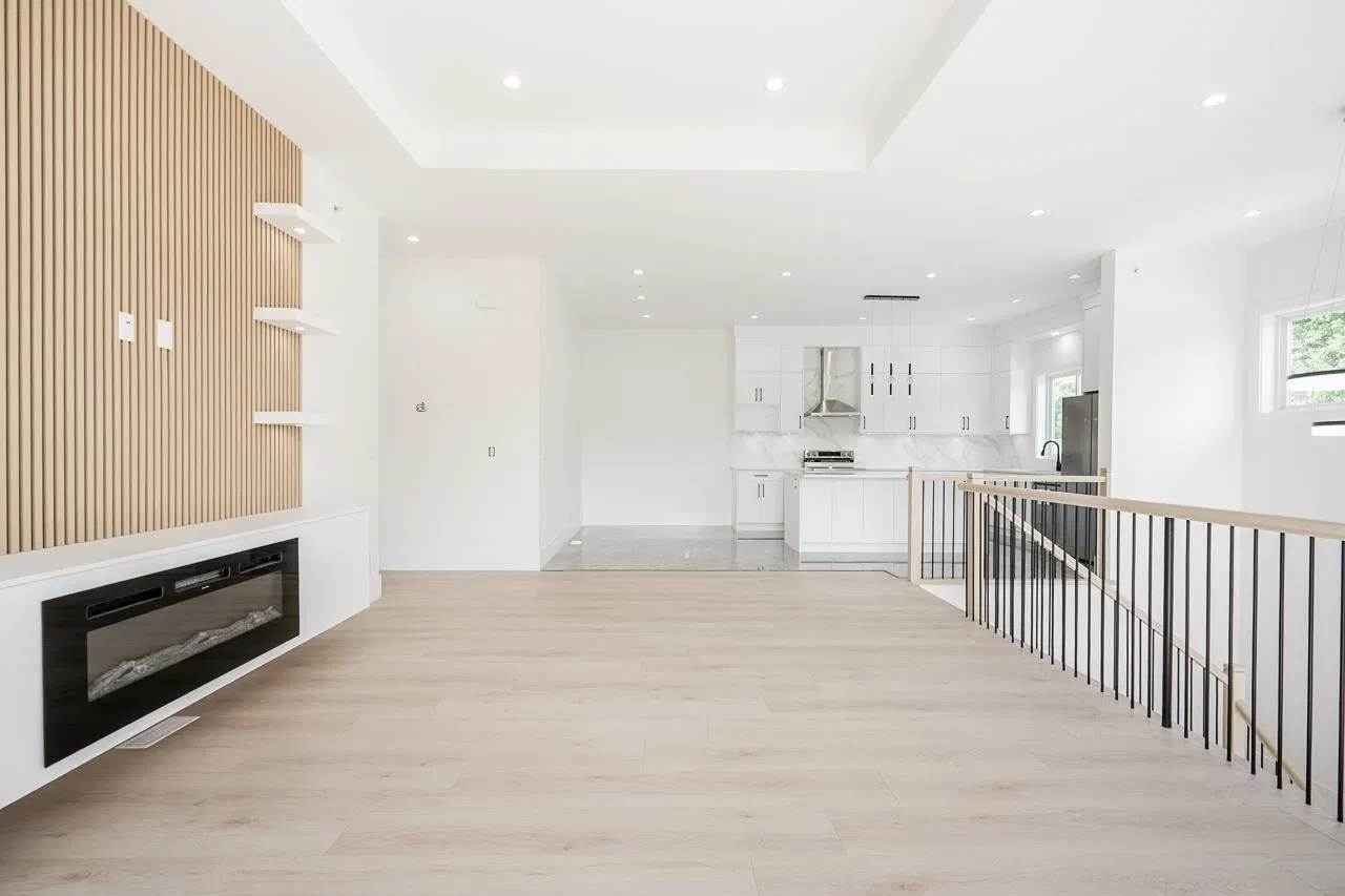 Photo 5 of 26 at UPPER B – 45945 Lewis Avenue
