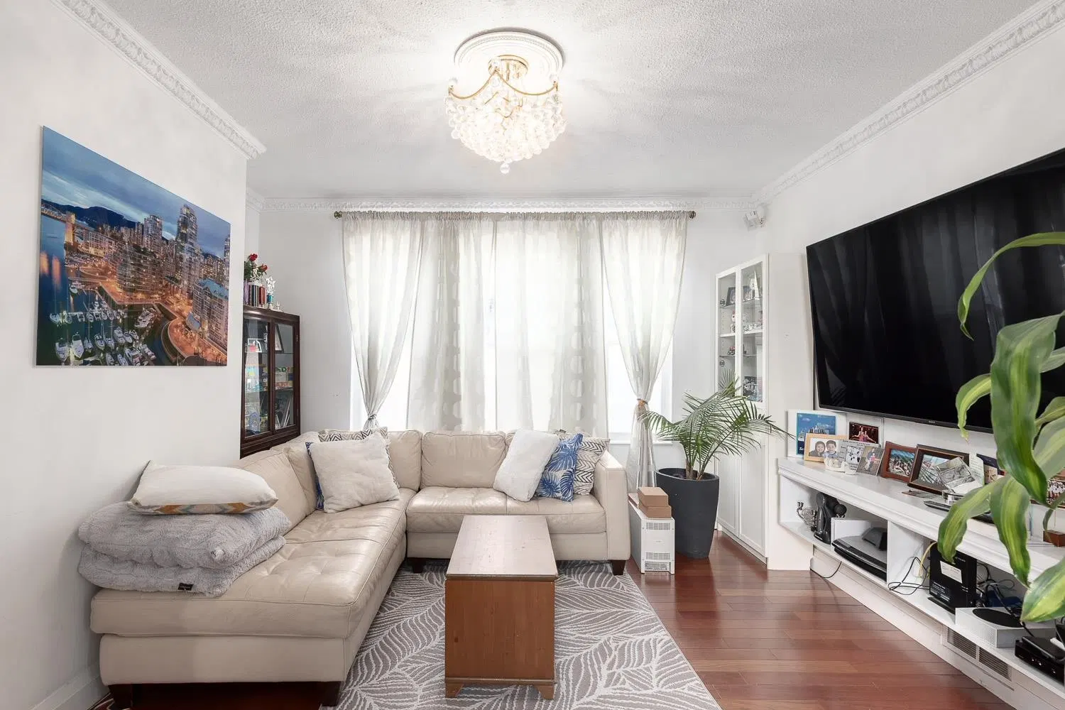 Photo 3 of 24 at 309 E Woodstock Avenue