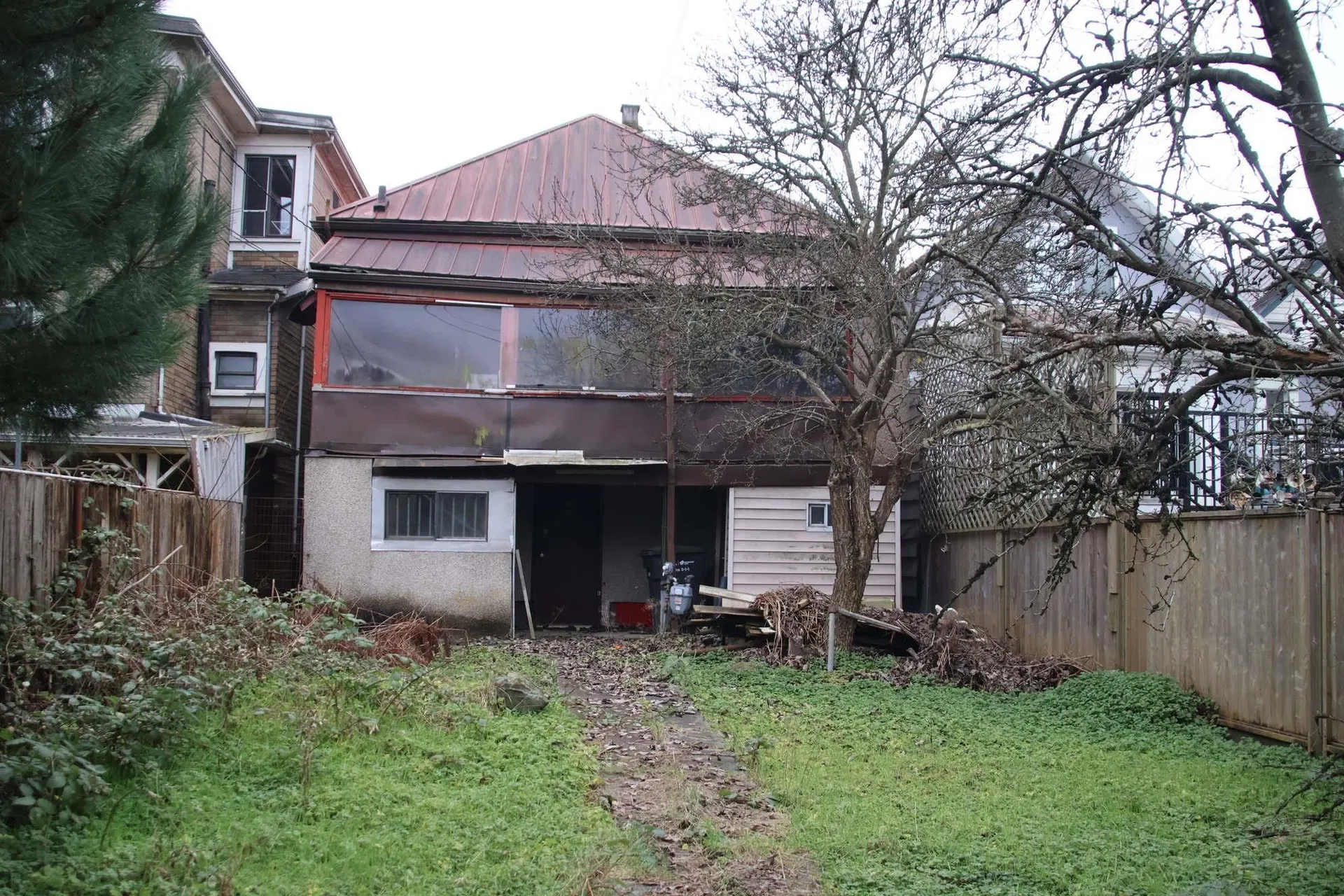 Photo 3 of 21 at 1127 Keefer Street