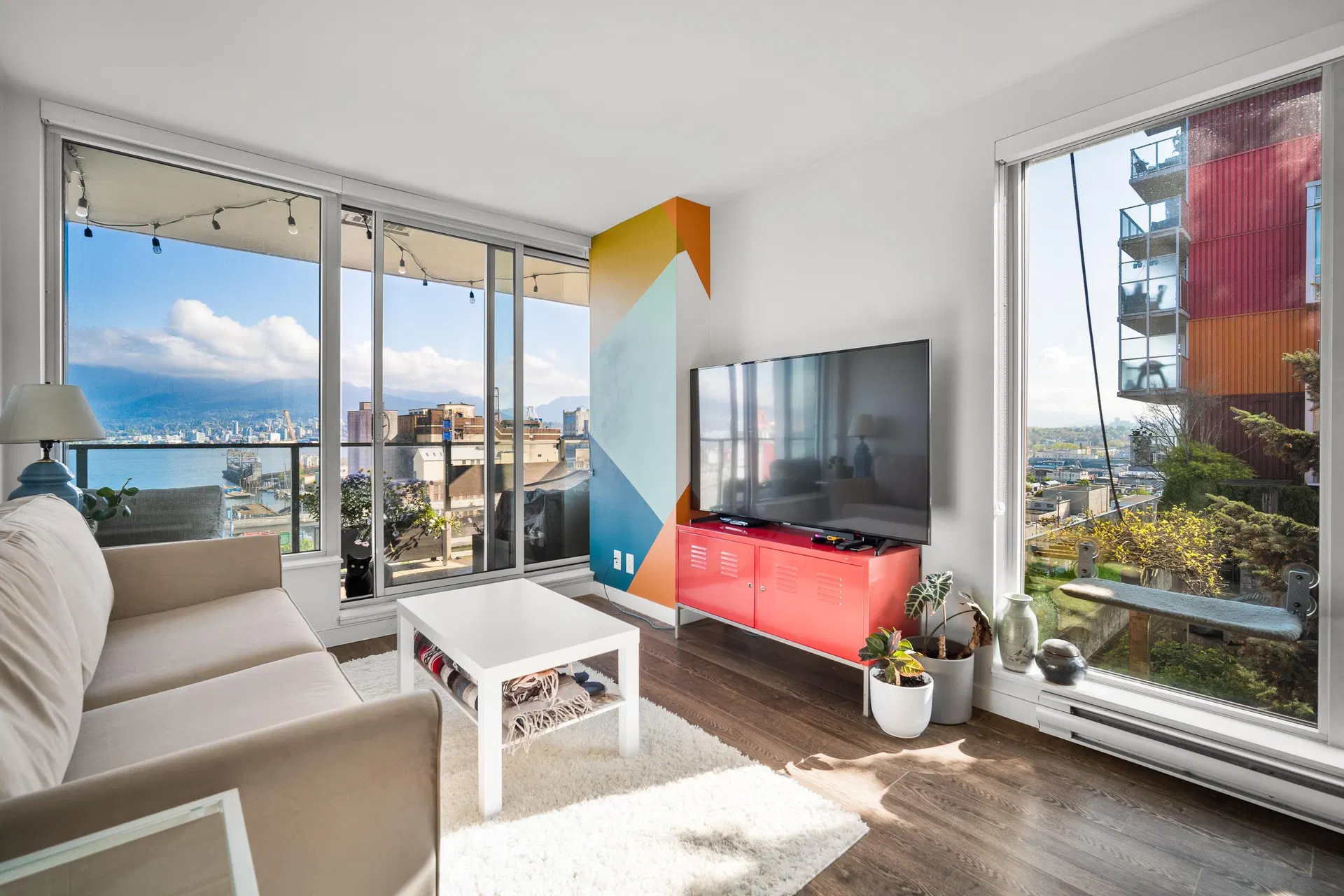 #909 – 955 Hastings Street