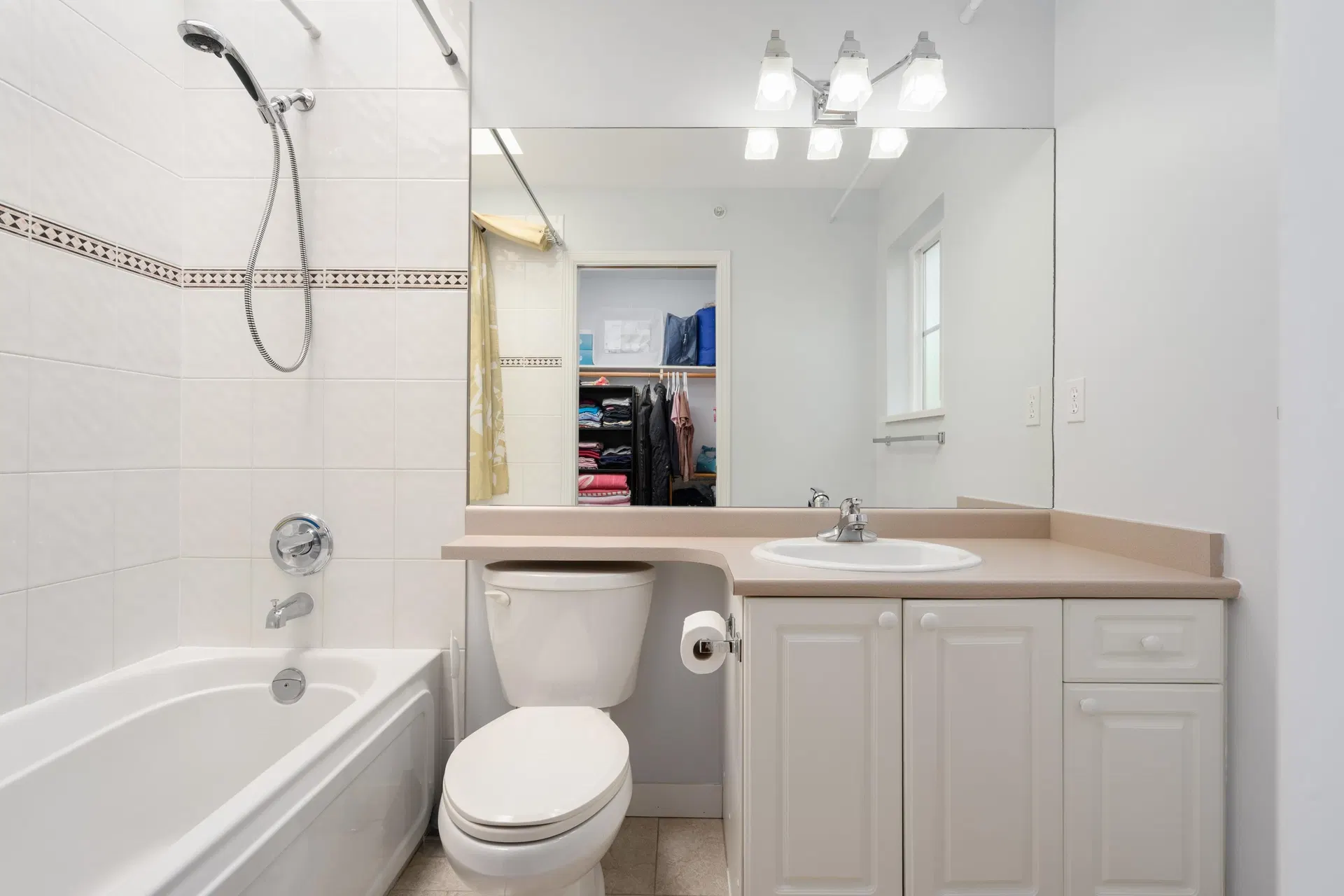 Photo 4 of 37 at #54 – 6577 Southoaks Crescent