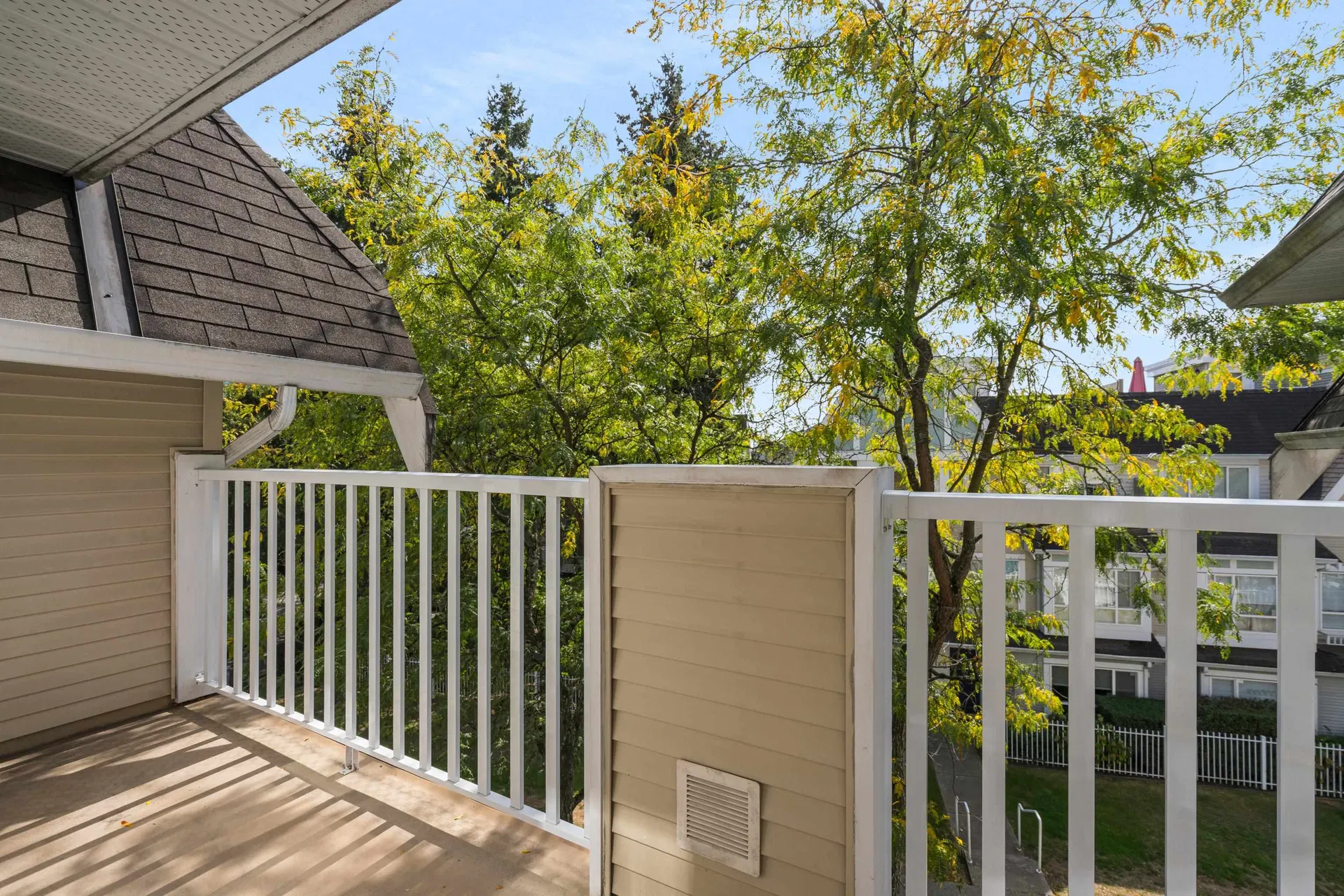 Photo 5 of 37 at #54 – 6577 Southoaks Crescent
