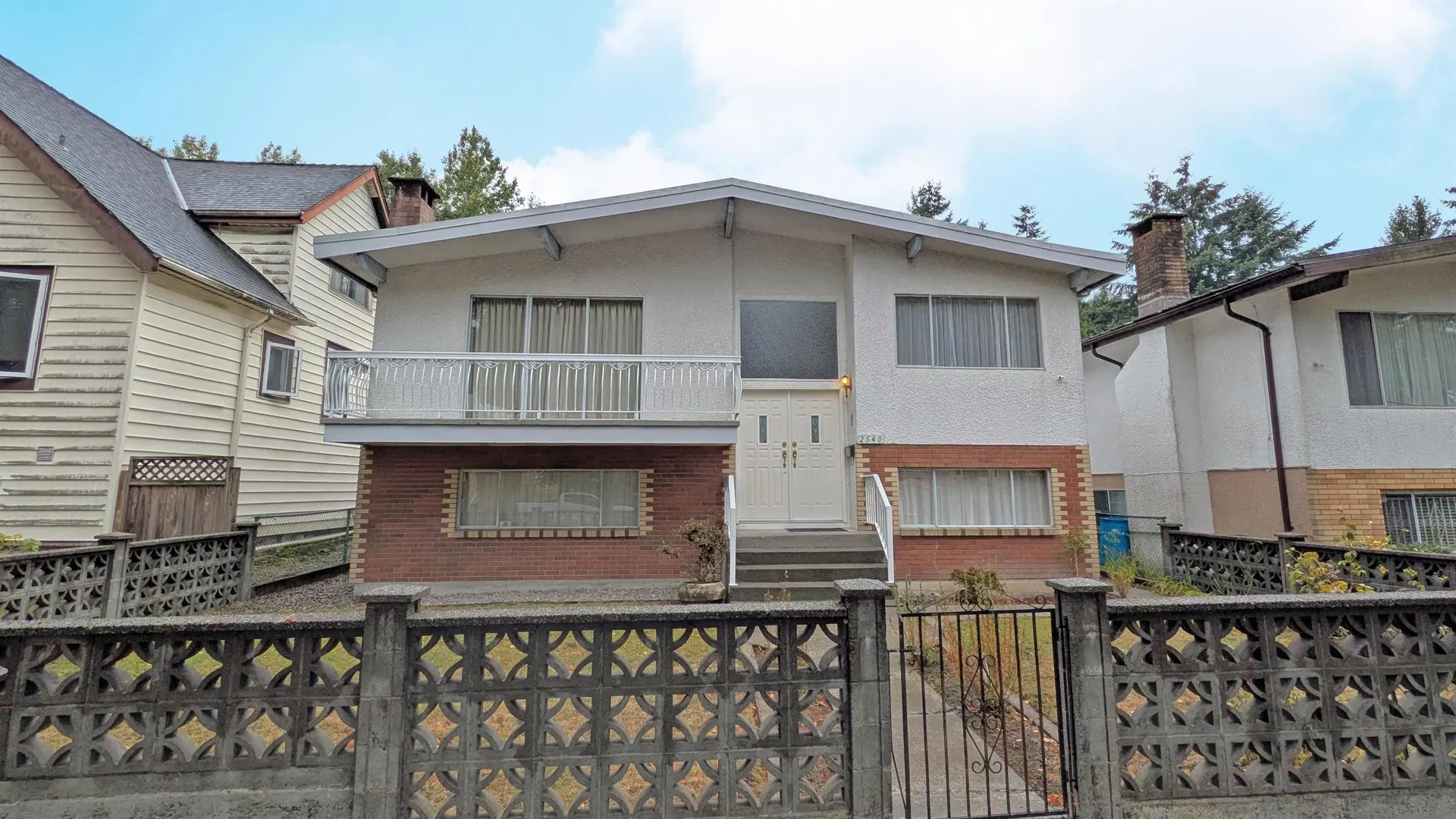 Photo 1 of 29 at 2540 E 25th Avenue