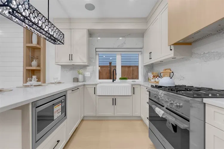 Photo 4 of 38 at #2 – 2888 E 6th Avenue