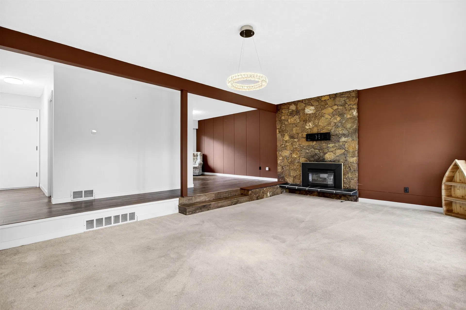 Photo 4 of 40 at 3362 Viewmount Drive
