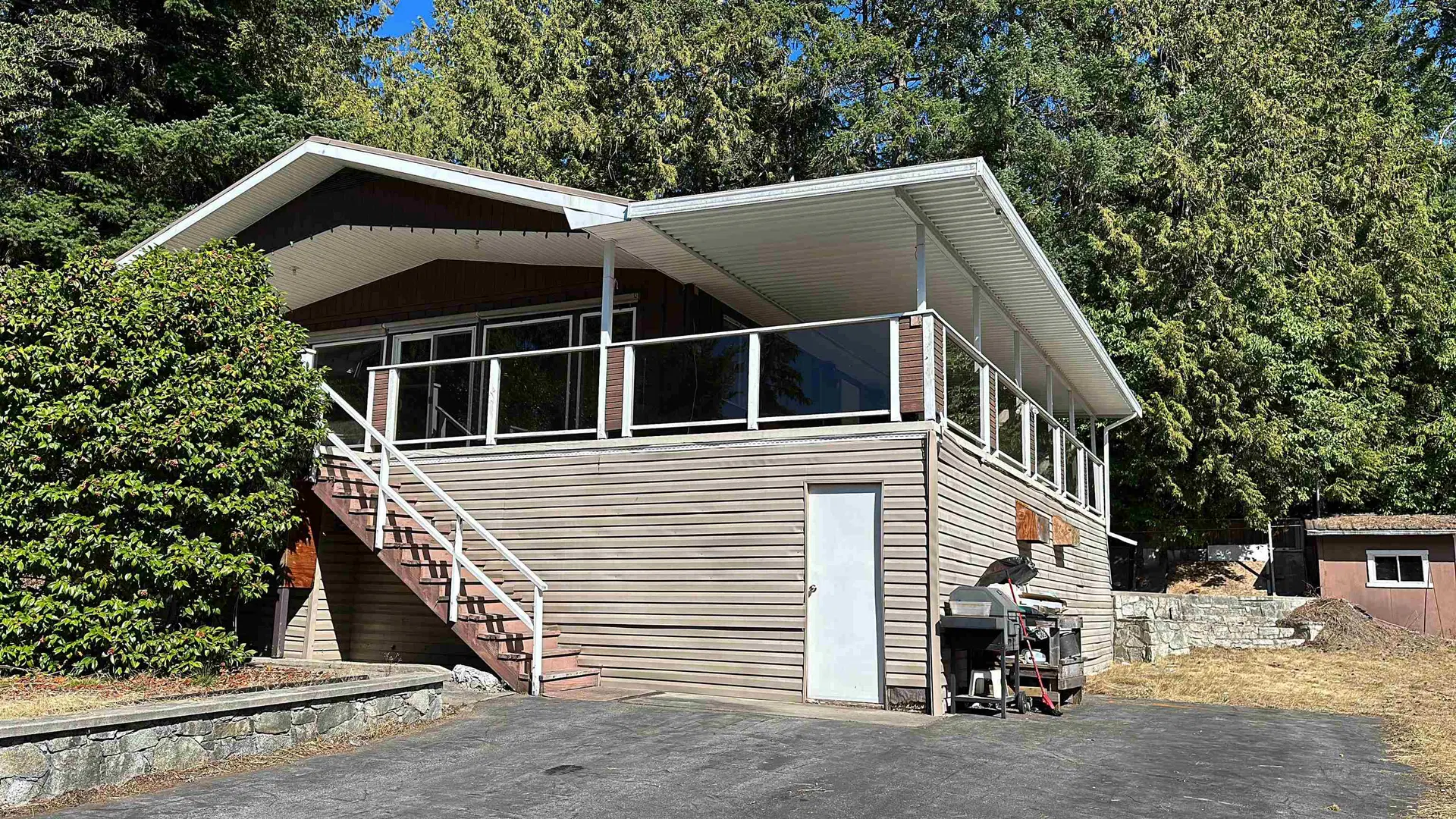 Photo 1 of 13 at 5092 Johnstone Road