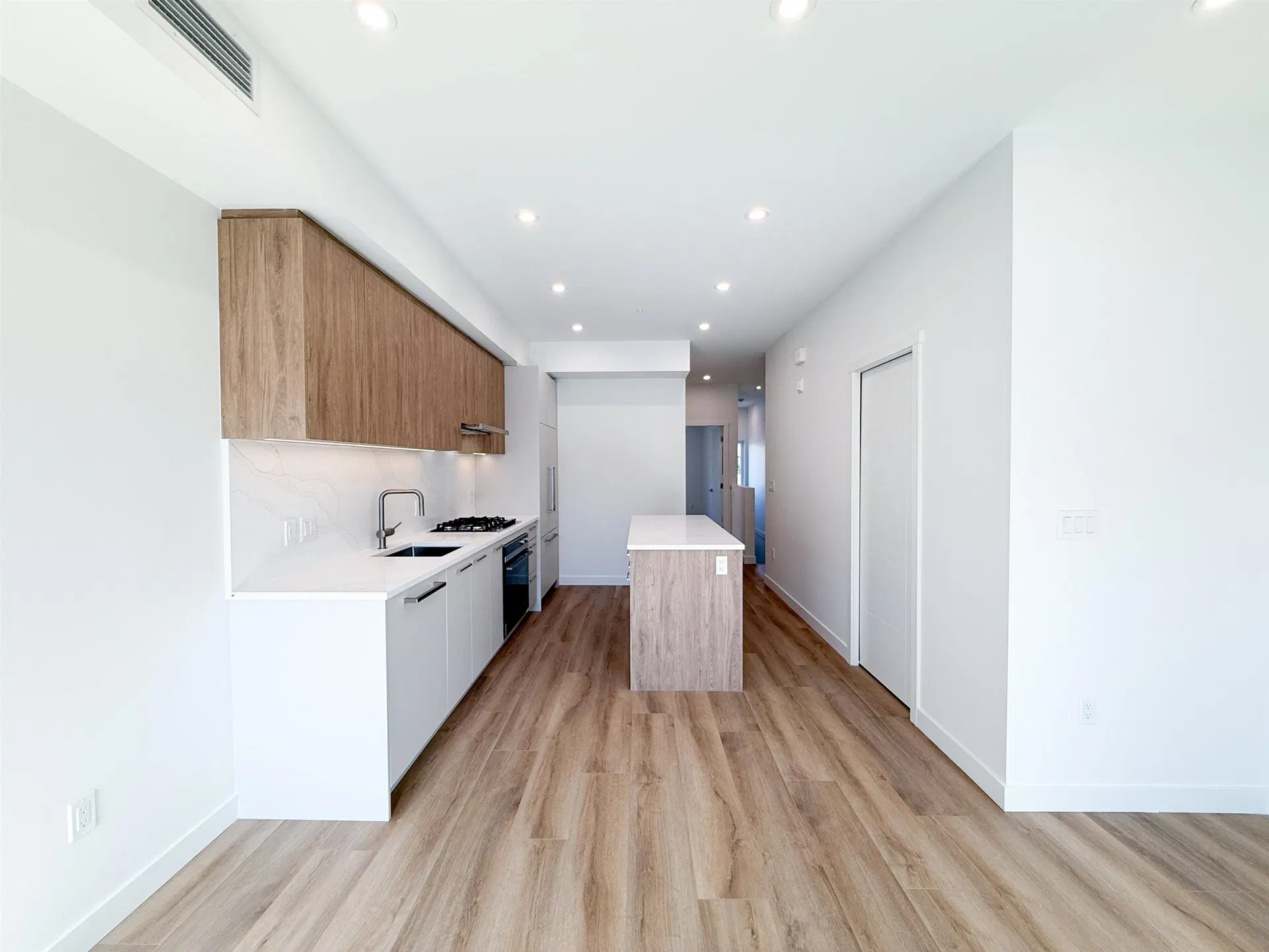 Photo 3 of 26 at #303 – 606 Madore Avenue