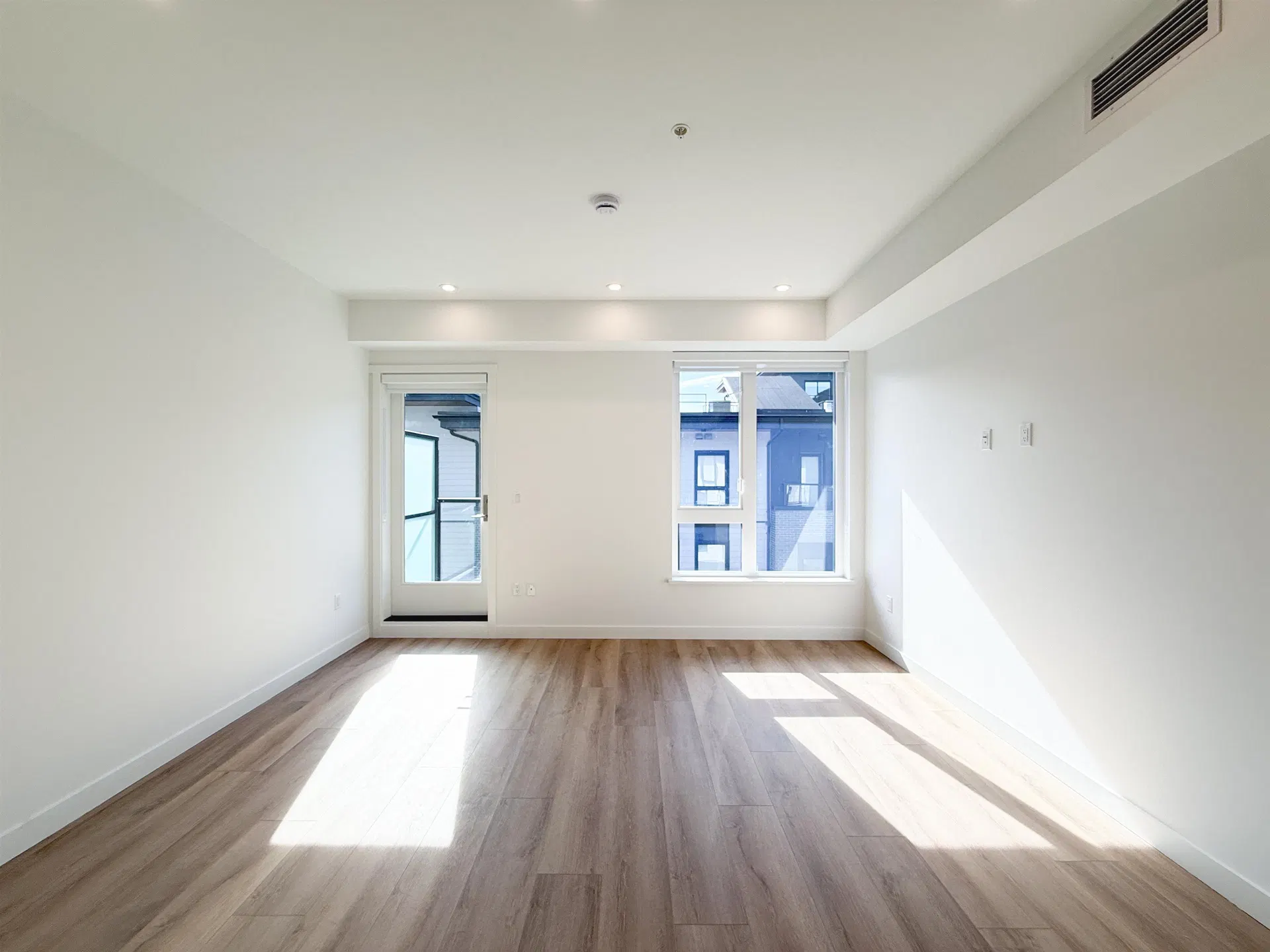 Photo 4 of 26 at #303 – 606 Madore Avenue