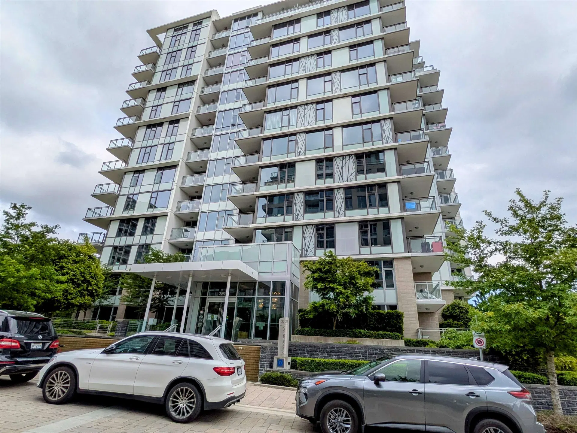 Photo 1 of 13 at #728 – 3300 Ketcheson Road