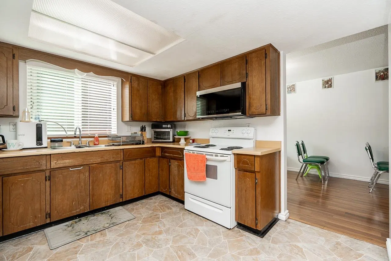 Photo 5 of 17 at 9667 155 Street