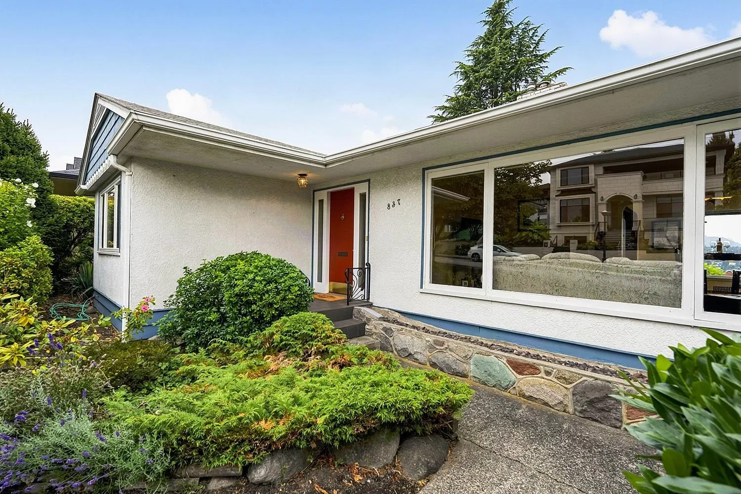 Photo 2 of 40 at 837 Burnaby Street