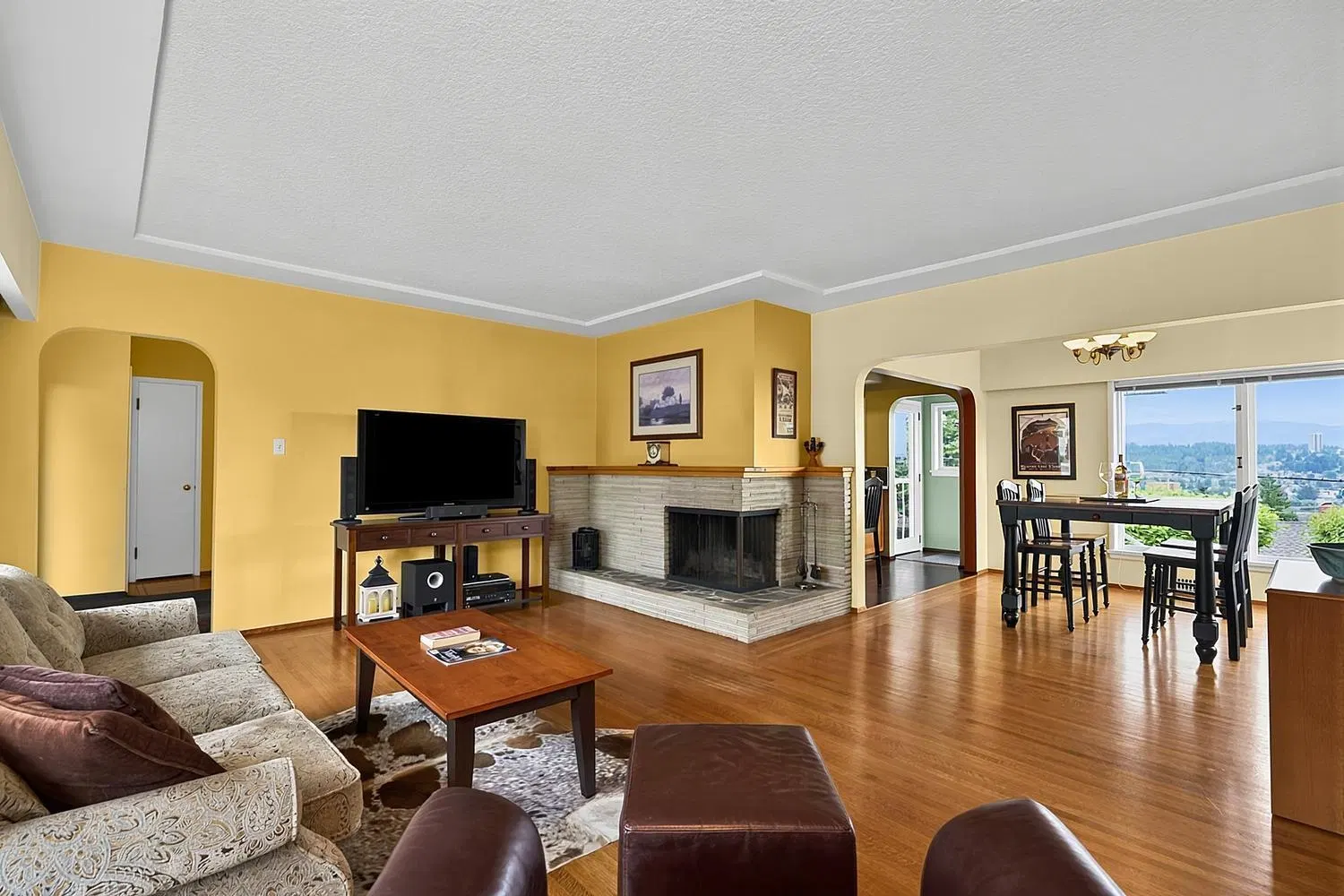 Photo 4 of 40 at 837 Burnaby Street