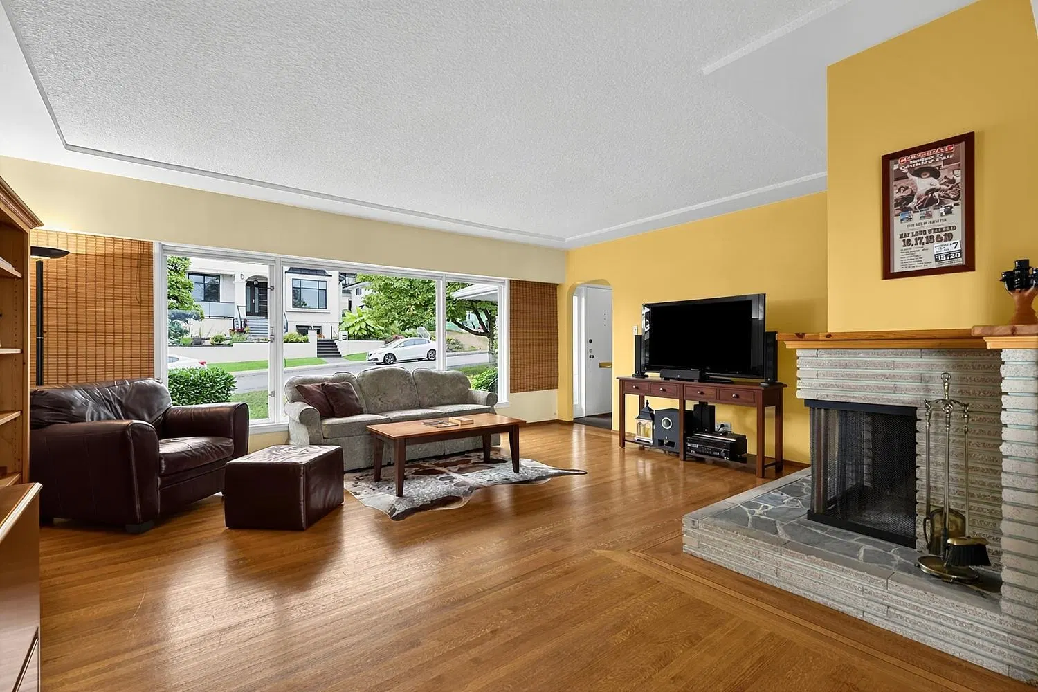 Photo 5 of 40 at 837 Burnaby Street