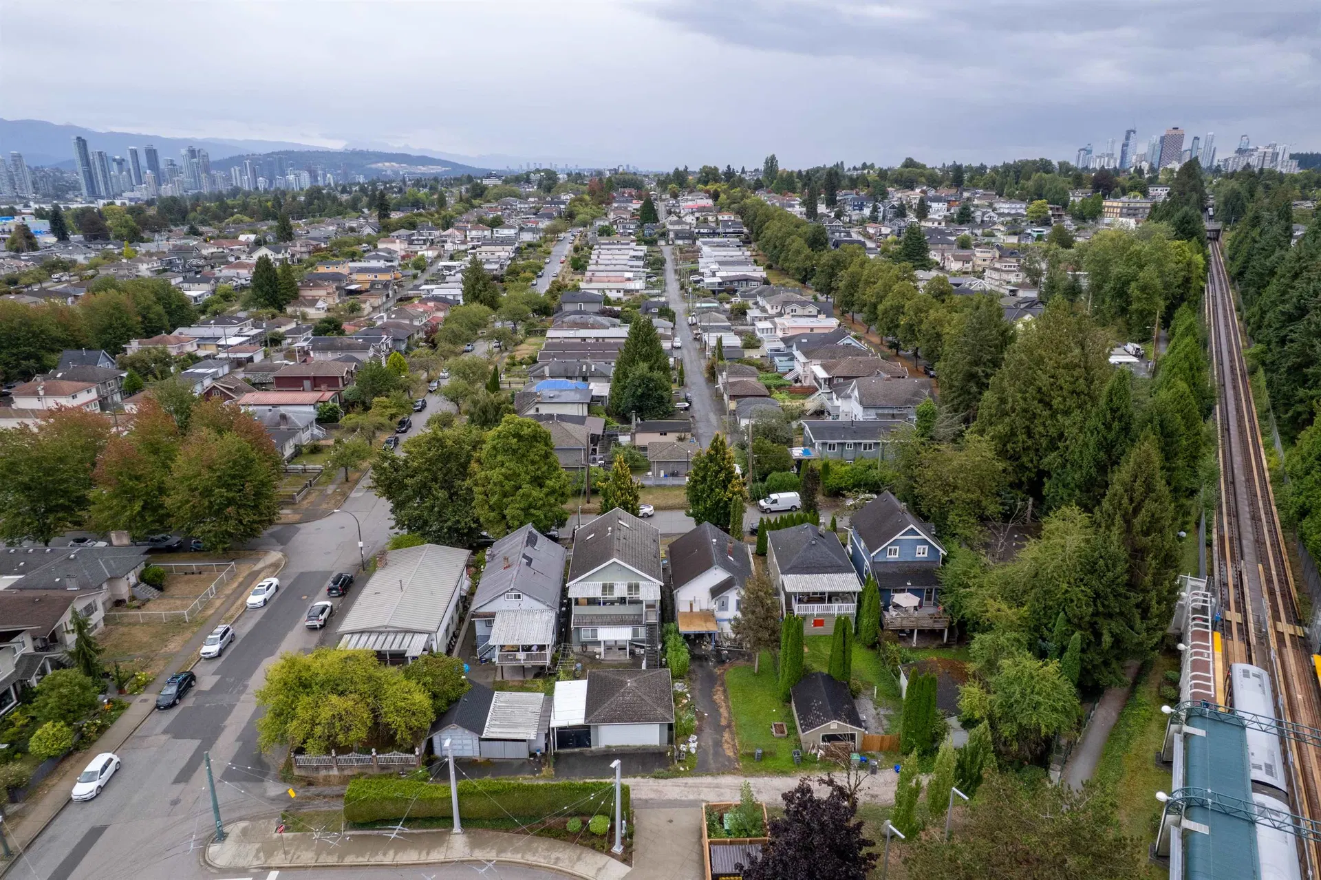 Photo 3 of 35 at 2474 E 24th Avenue