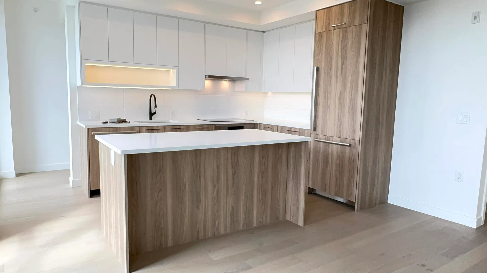Photo 3 of 15 at #604 – 8398 Oak Street