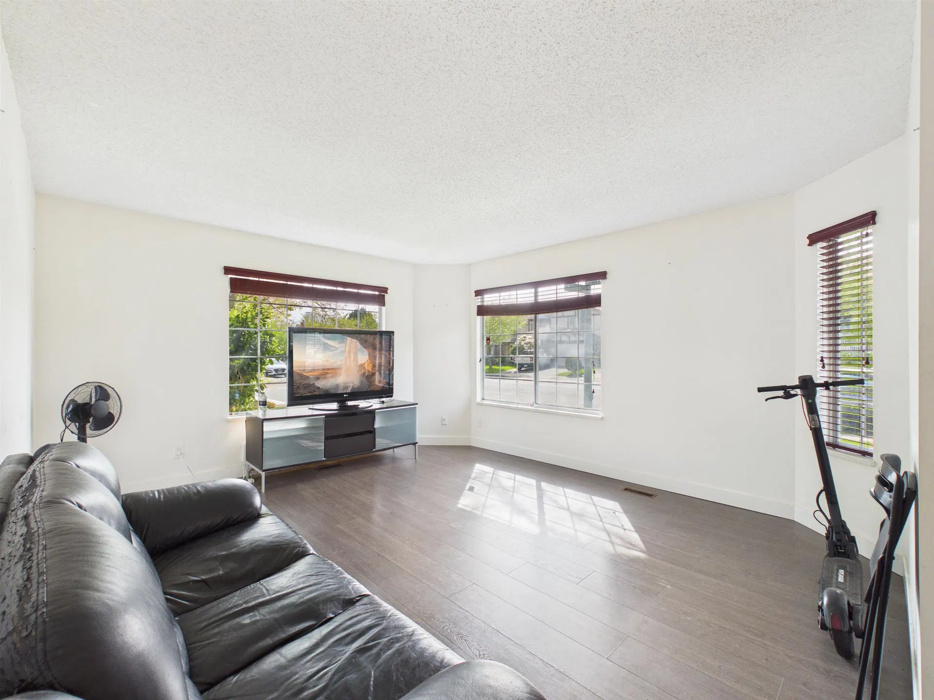 Photo 3 of 24 at 6220 Lynas Lane