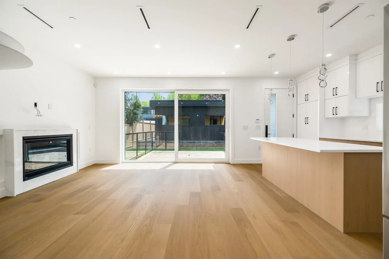 Photo 3 of 40 at #2 – 950 W 17th Avenue