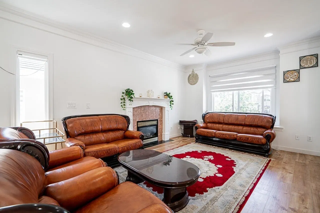 Photo 4 of 38 at 6892 130 Street