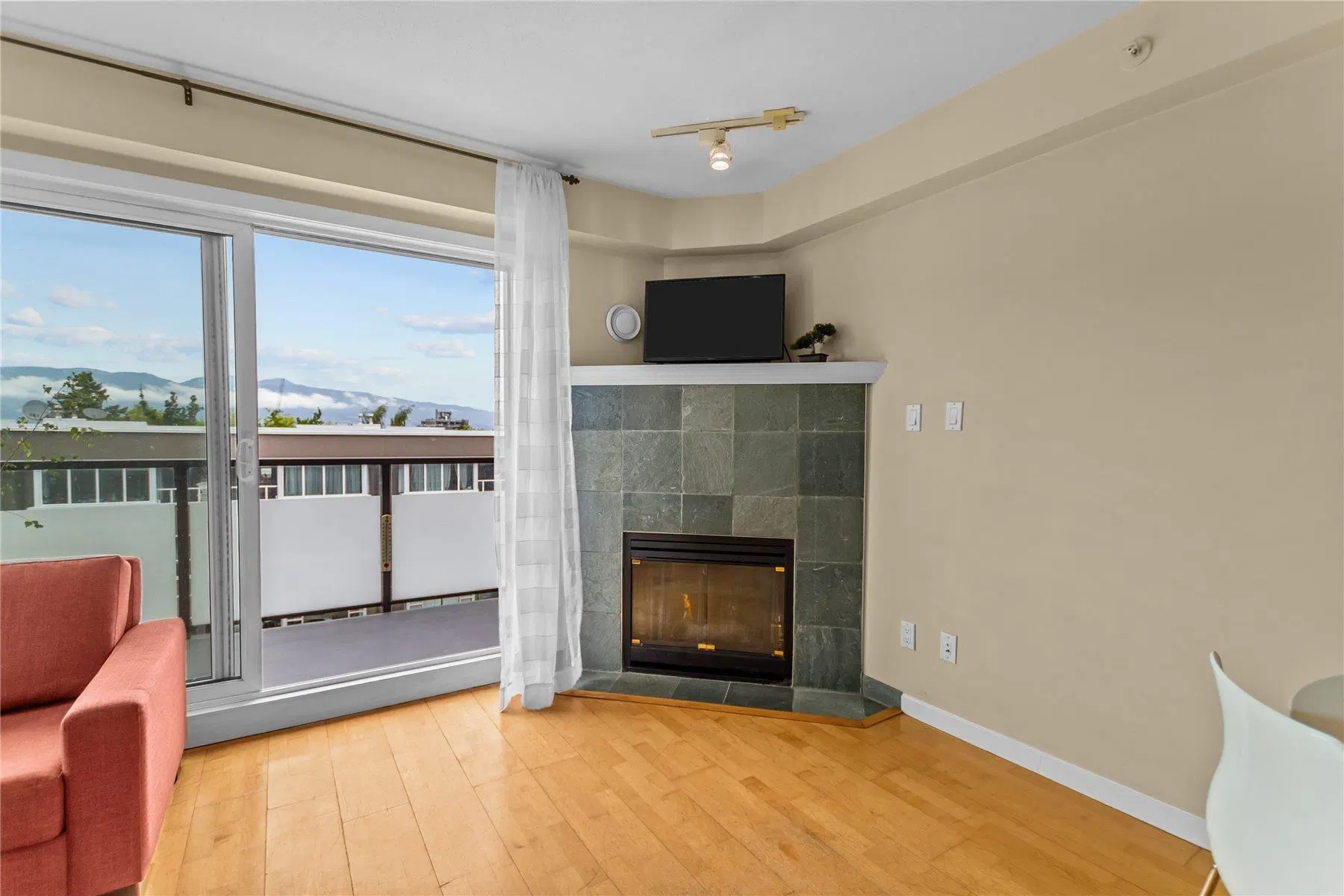 Photo 4 of 20 at #301 – 3788 W 10th Avenue