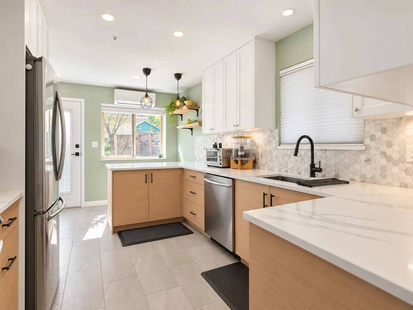 Photo 3 of 28 at 2803 St. Catherines Street