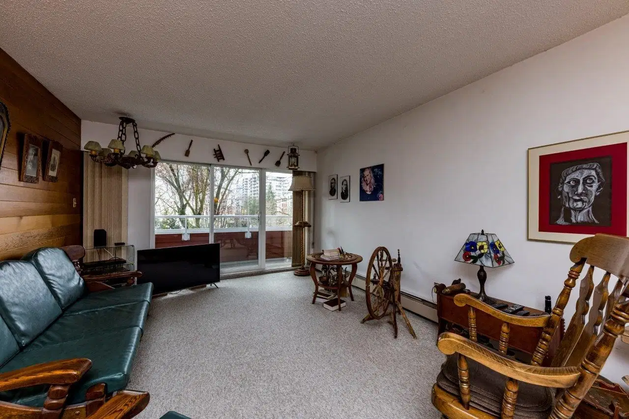 #302 – 250 1st Street