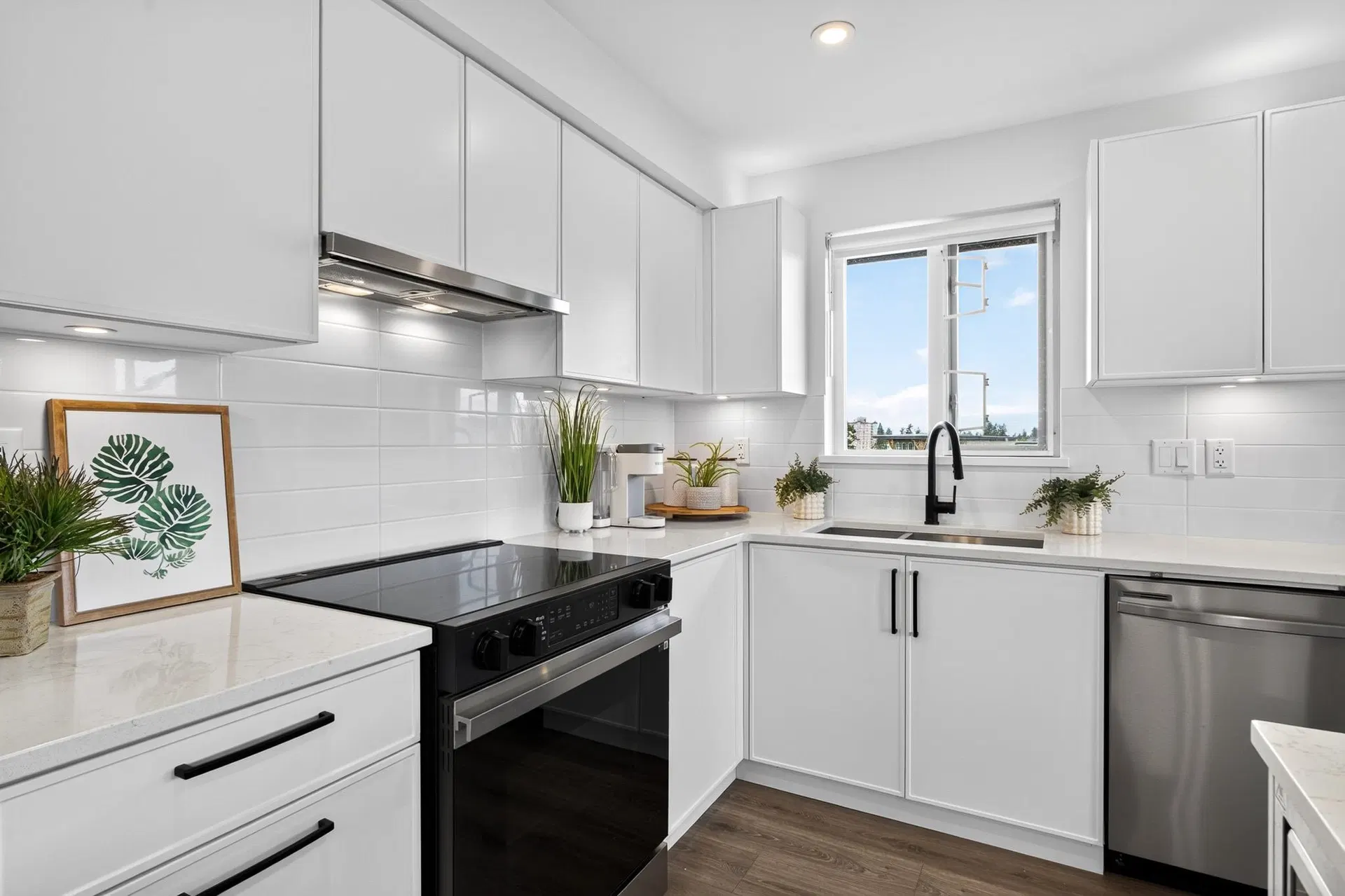 Photo 4 of 40 at #503 – 22575 Brown Avenue
